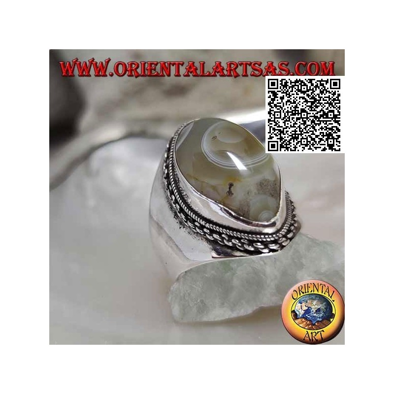 Anillo de plata con ágata ojo de Shiva beige con lanzadera y borde de cadena en engaste liso