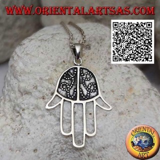 Ciondolo in argento mano di Fatima con palmo decorato in bassorilievo e dita forate