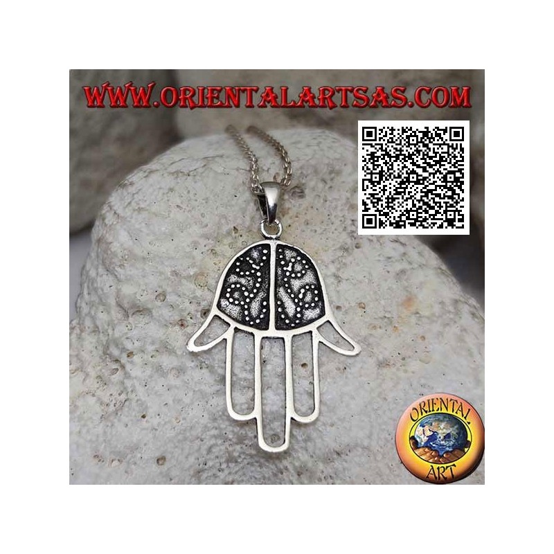 Colgante de plata Mano de Fátima con palma decorada en bajorrelieve y dedos perforados