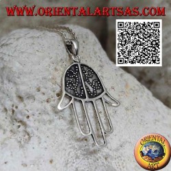 Colgante de plata Mano de Fátima con palma decorada en bajorrelieve y dedos perforados