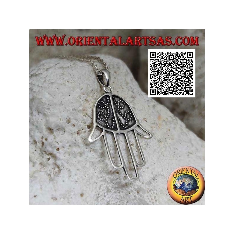 Colgante de plata Mano de Fátima con palma decorada en bajorrelieve y dedos perforados