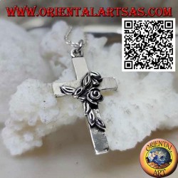 Colgante cruz latina cristiana de plata con rosa torcida