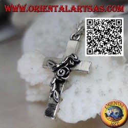 Colgante cruz latina cristiana de plata con rosa torcida