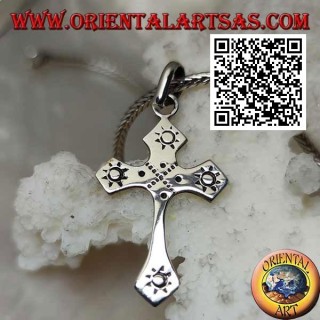 Colgante cruz de plata con sol grabado en los cuatro extremos