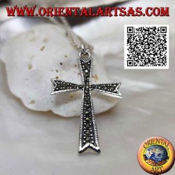 Colgante de cruz latina de ocho puntas en plata con incrustaciones de marcasita