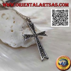 Colgante de cruz latina de ocho puntas en plata con incrustaciones de marcasita