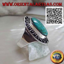 Bague en argent avec ovale allongé turquoise tibétain antique entouré d'un décor gravé