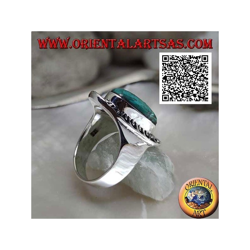 Bague en argent avec ovale allongé turquoise tibétain antique entouré d'un décor gravé
