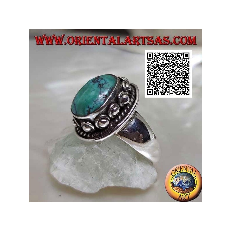 Anello in argento con turchese tibetano antico ovale contornato da intreccio e pallina nella ciambella