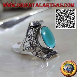 Anillo de plata con turquesa tibetana ovalada antigua en engaste nepalí con calado en los lados