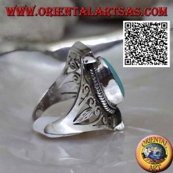 Anillo de plata con turquesa tibetana ovalada antigua en engaste nepalí con calado en los lados