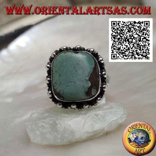 Bague en argent avec carré turquoise tibétain antique biseauté entouré de boules