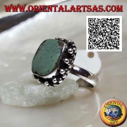 Bague en argent avec carré turquoise tibétain antique biseauté entouré de boules