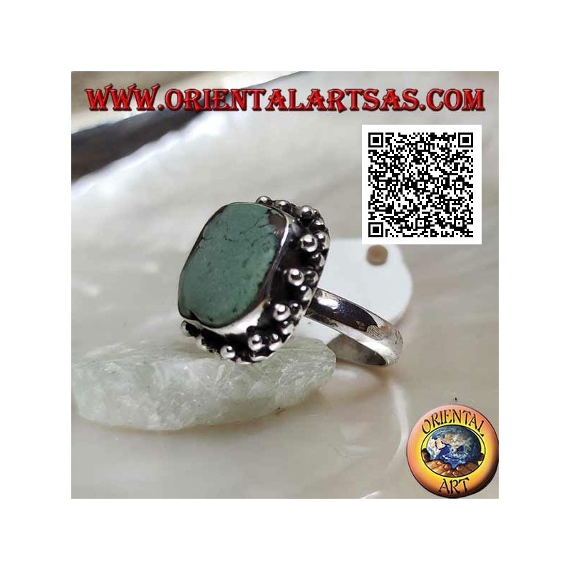 Bague en argent avec carré turquoise tibétain antique biseauté entouré de boules