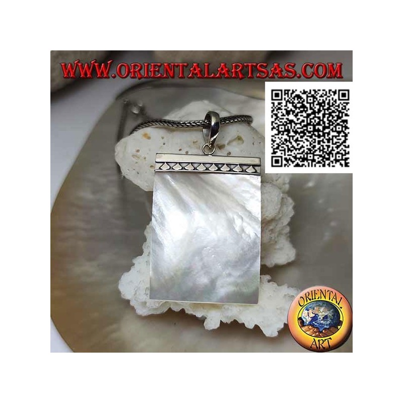 Colgante plano rectangular de nácar unido a una placa de plata con triángulos