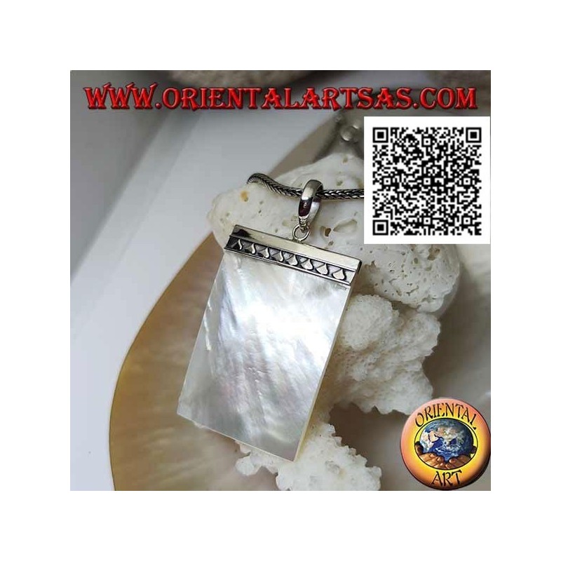 Ciondolo di madreperla rettangolare piatta agganciata da una piastrina in argento con triangoli