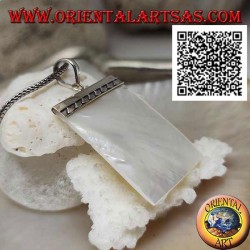 Colgante plano rectangular de nácar unido a una placa de plata con triángulos