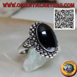 Bague en argent avec cabochon ovale onyx entouré d'une double rangée de boules et boules sur les côtés