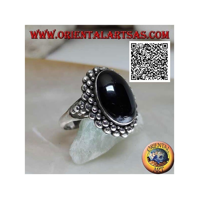 Silberring mit ovalem Cabochon-Onyx, umgeben von einer doppelten Reihe von Kugeln und Kugeln an den Seiten