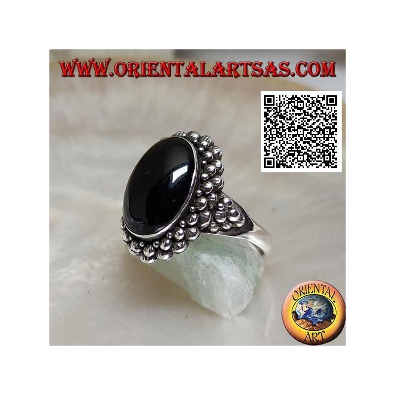 Bague en argent avec cabochon ovale onyx entouré d'une double rangée de boules et boules sur les côtés