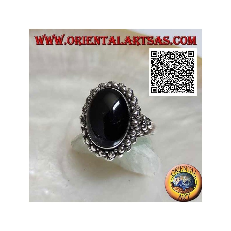 Bague en argent avec cabochon ovale onyx entouré d'une double rangée de boules et boules sur les côtés
