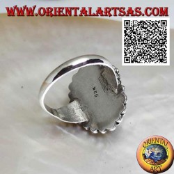 Anillo de plata con ónix cabujón ovalado rodeado por una doble hilera de bolas y bolas a los lados
