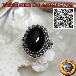 Silberring mit ovalem Cabochon-Onyx, umgeben von einer doppelten Reihe von Kugeln und Kugeln an den Seiten