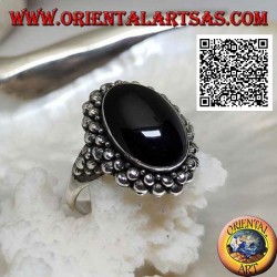 Silberring mit ovalem Cabochon-Onyx, umgeben von einer doppelten Reihe von Kugeln und Kugeln an den Seiten