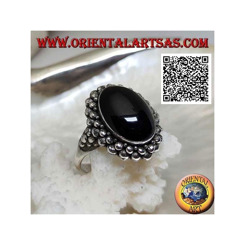 Bague en argent avec cabochon ovale onyx entouré d'une double rangée de boules et boules sur les côtés