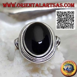 Anello in argento con onice ovale contornata da dischi lisci a vari livelli