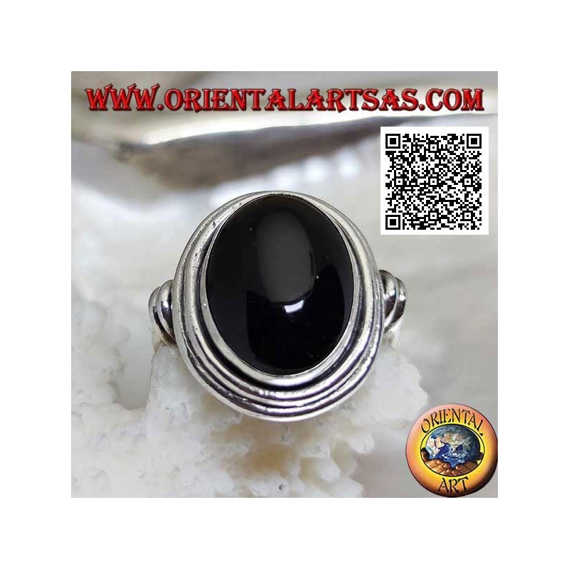 Anello in argento con onice ovale contornata da dischi lisci a vari livelli