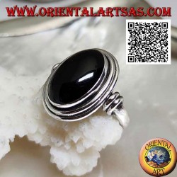 Bague en argent avec onyx ovale entouré de disques lisses à différents niveaux