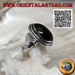Bague en argent avec onyx ovale entouré de disques lisses à différents niveaux
