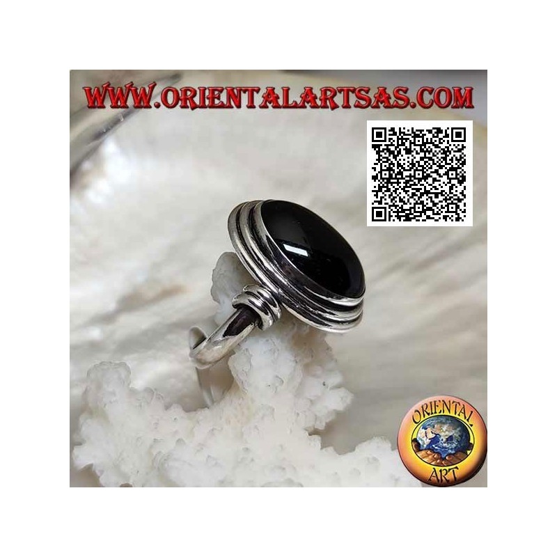 Silberring mit ovalem Onyx, umgeben von glatten Scheiben auf verschiedenen Ebenen