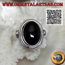 Silberring mit ovalem Onyx, umgeben von glatten Scheiben auf verschiedenen Ebenen