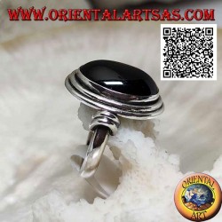 Bague en argent avec onyx ovale entouré de disques lisses à différents niveaux
