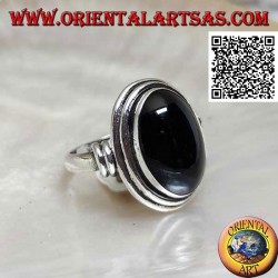 Bague en argent avec onyx ovale entouré de disques lisses à différents niveaux