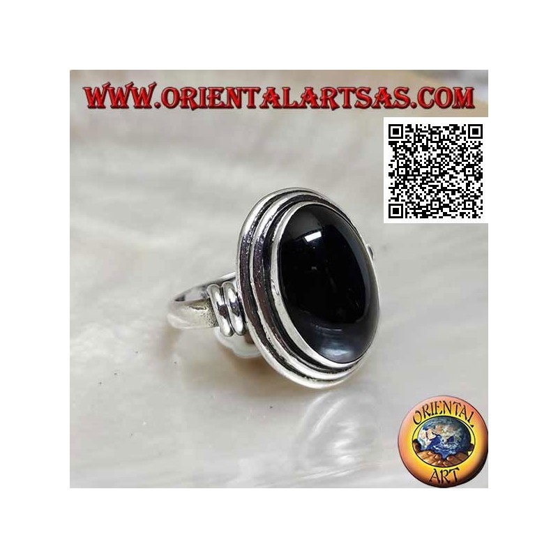 Anillo de plata con ónix ovalado rodeado de discos lisos a varios niveles