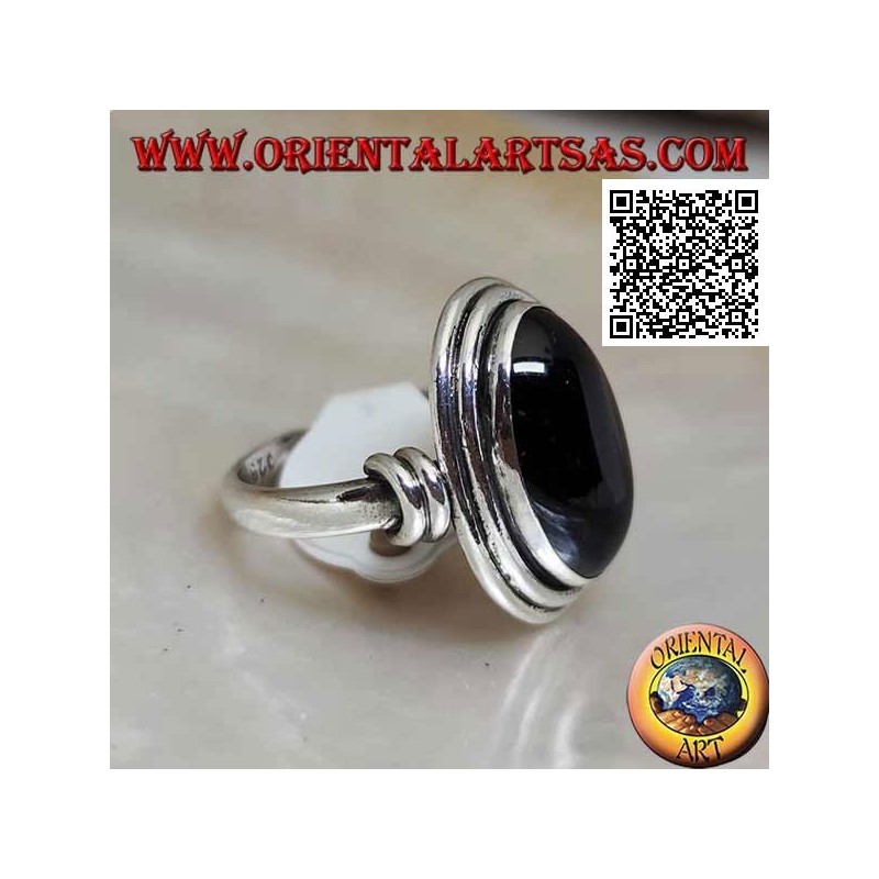 Silberring mit ovalem Onyx, umgeben von glatten Scheiben auf verschiedenen Ebenen