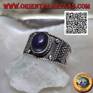 Anello in argento a fascia con lapislazzulo ovale a cabochon e decori etnici