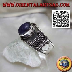 Anillo de plata con cabujón ovalado de lapislázuli y decoraciones étnicas