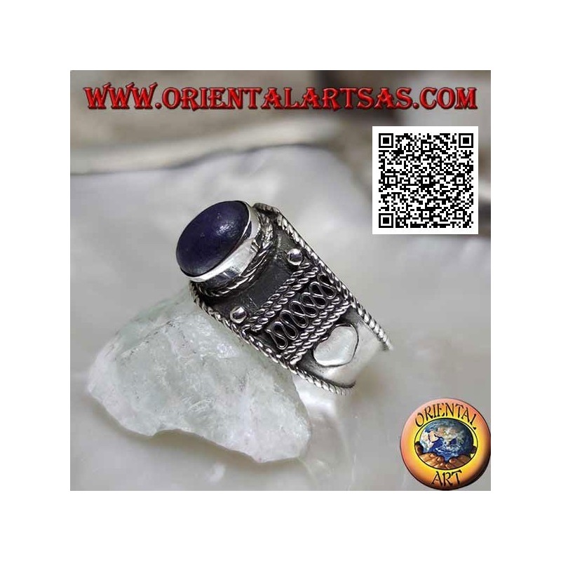 Anello in argento a fascia con lapislazzulo ovale a cabochon e decori etnici