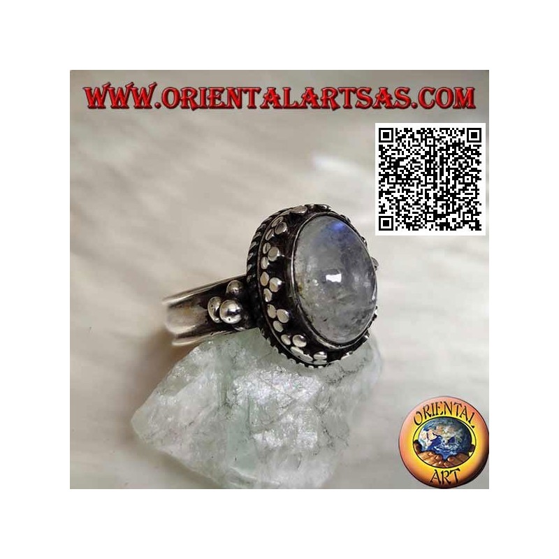 Bague en argent avec pierre de lune arc-en-ciel ovale avec bord tris et boules et entrelacement