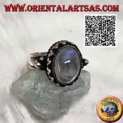 Anillo de plata con piedra lunar arcoíris ovalada con borde tris y bolas y entrelazados