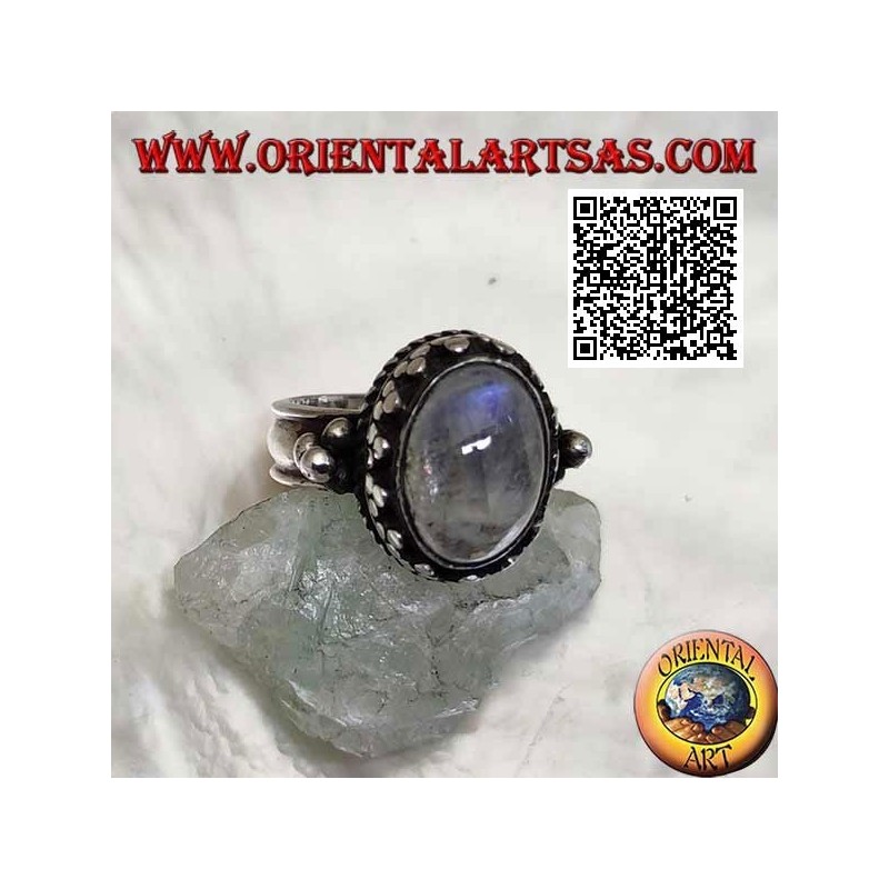 Anillo de plata con piedra lunar arcoíris ovalada con borde tris y bolas y entrelazados