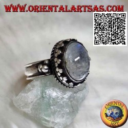 Anillo de plata con piedra lunar arcoíris ovalada con borde tris y bolas y entrelazados