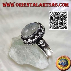 Anillo de plata con piedra lunar arcoíris ovalada con borde tris y bolas y entrelazados
