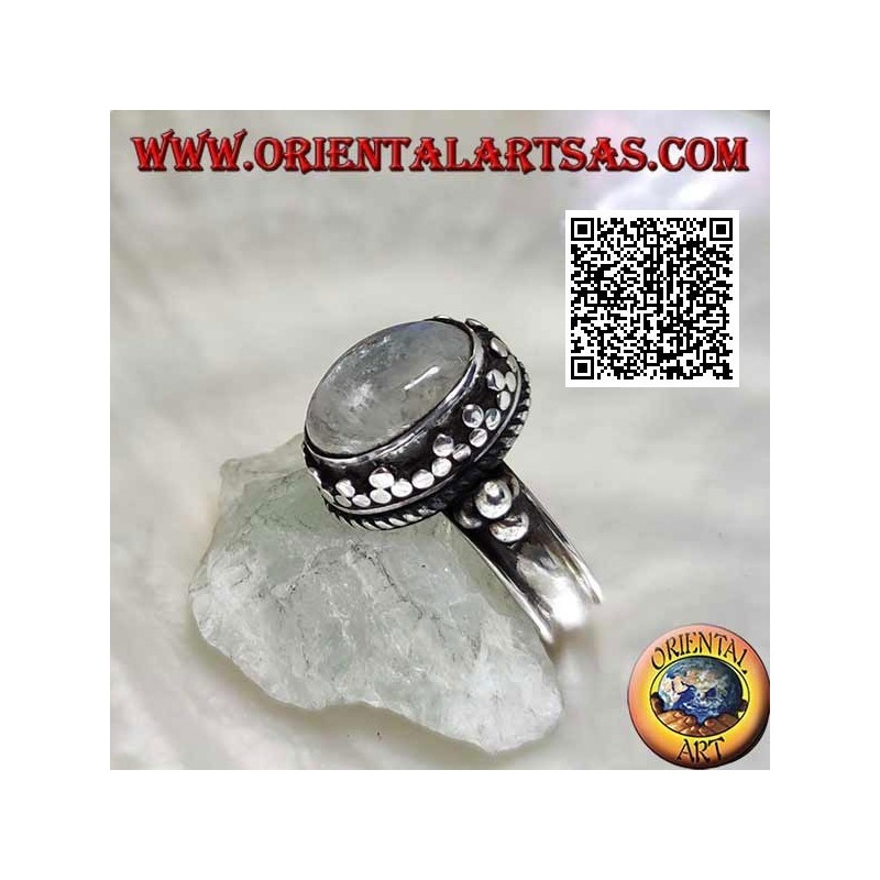 Anillo de plata con piedra lunar arcoíris ovalada con borde tris y bolas y entrelazados