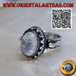 Anillo de plata con piedra lunar arcoíris ovalada con borde tris y bolas y entrelazados