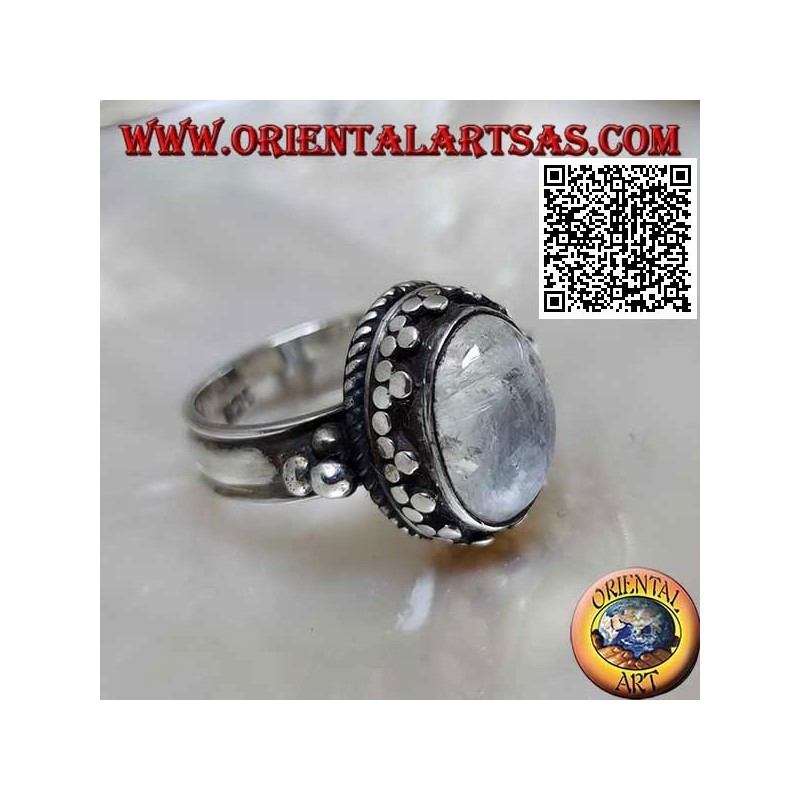 Anillo de plata con piedra lunar arcoíris ovalada con borde tris y bolas y entrelazados
